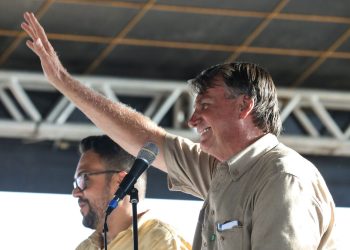 Governo Bolsonaro entra com ação no STF para federalizar Fernando de Noronha; Governo de PE rebate em nota