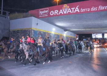Cavalgada da Lua reúne centenas de cavaleiros e ganha ruas de Gravatá