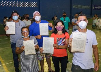 Moradia Legal: 120 moradores do Porta Florada II recebem títulos de propriedade de imóvel
