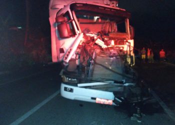 Motorista de carreta fica ferido após colisão com caminhão na BR-101, em Escada