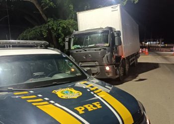 PRF retém carga de confecção sem nota fiscal BR 423, em Garanhuns