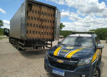 PRF apreende carga ilegal de cigarros em Arcoverde
