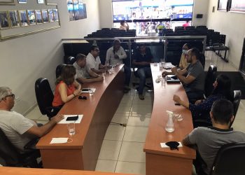 Vice-prefeito e vereadores de Chã Grande participam de reunião com representantes da Compesa