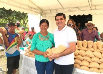 Prefeitura de Chã Grande realiza entrega de sementes de milhos a agricultores locais