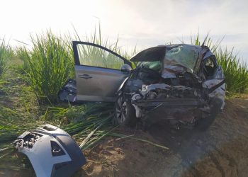 Homem morre e outros dois ficam feridos em colisão entre caminhão e carro, na BR-408 em Aliança