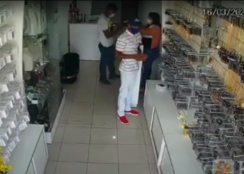 Imagens flagram homens assaltando loja de joias em Gravatá; confira