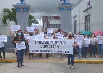 Em Vitória, professores da rede municipal realizam protesto por reajuste salarial