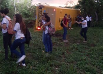 Ônibus escolar tomba na zona rural de Cumaru
