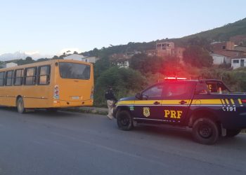 Ônibus escolar que prestava serviço à Prefeitura de Pombos é recolhido pela PRF