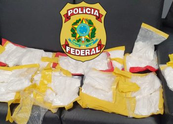 Manicure, com bebê de colo, é detida com quase 6kg de cocaína presa ao corpo no Aeroporto do Recife