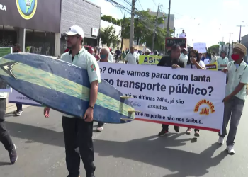 Motoristas de ônibus realizam protesto e cobram segurança no Grande Recife