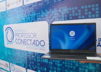 Prefeitura de Vitória de Santo Antão entrega notebooks aos professores municipais