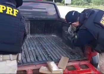 PRF apreende caminhonete com 46 quilos de maconha na BR-232, em Sertânia