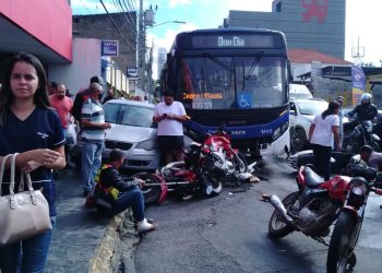 Ônibus tem falha mecânica, causa acidente e deixa feridos no Centro de Caruaru
