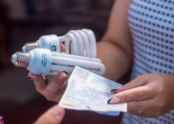 155 mil pessoas podem perder tarifa social da energia elétrica em Pernambuco; saiba como evitar
