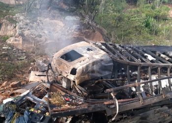 Carretas colidem, pegam fogo e deixa motorista morto na Serra das Russas, em Pombos