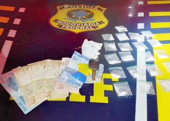 Motorista é detido pela PRF com 21 papelotes de cocaína e porção de maconha, em Gravatá