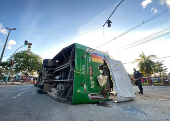 Ônibus tomba e deixa mulher morta e, pelo menos, 30 feridos em Camaragibe