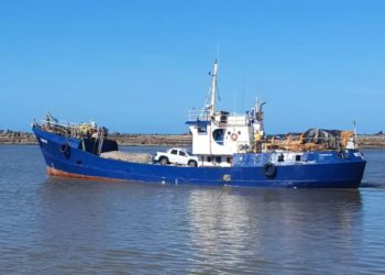 Dois corpos de tripulantes do navio naufragado no litoral da Paraíba são encontrados