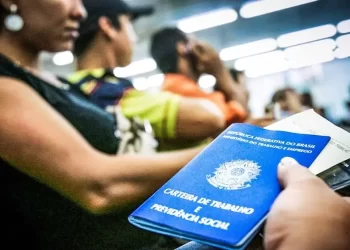 Desemprego fica em 9,8% em junho, aponta IBGE