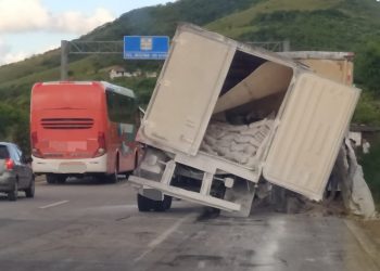 Carreta e caminhão colidem na Serra das Russas, em Pombos