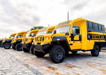 Prefeitura de Gravatá entrega 12 novos ônibus escolares