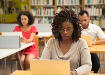 Programa PE no Campus oferta mil bolsas financeiras a estudantes do ensino superior