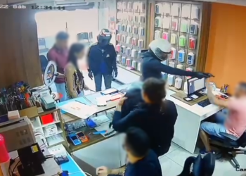 Imagens de segurança flagram assalto a loja de celulares, em Gravatá; veja o vídeo