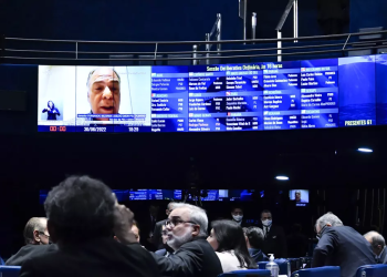 Senado aprova pacote social com Auxílio Brasil de R$ 600 e “voucher” de R$ 1 mil aos caminhoneiros