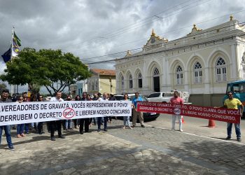 Concurseiros protestam pela anulação do decreto que trava concurso público de Gravatá