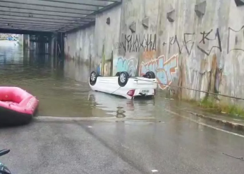 Mulher morre afogada ao tentar passar com carro em túnel alagado, em Recife