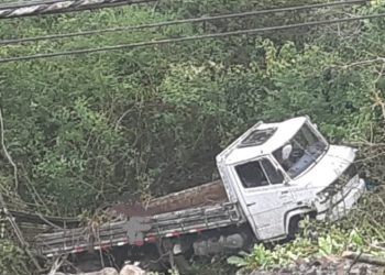 Caminhão cai em ribanceira e deixa dois feridos na BR-232, em Gravatá
