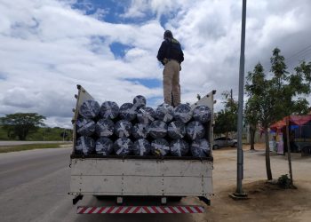 PRF apreende 11 mil metros de jeans sem nota fiscal na BR-232, em Caruaru