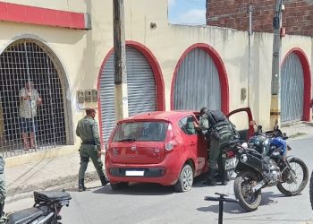 Perseguição policial resulta na apreensão de drogas, em Gravatá