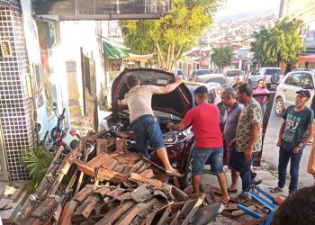 Três pessoas ficam feridas após carro colidir em pilar e derrubar telhado na Rua do Norte, em Gravatá
