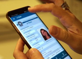 Eleitores brasileiros podem baixar ou atualizar e-Título até este sábado (29)
