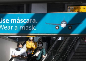 Com alta da covid-19, Anvisa retoma com obrigatoriedade do uso de máscaras em aeroportos