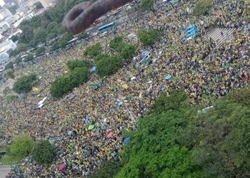 Bolsonaristas protestam em oito estados e pedem intervenção militar