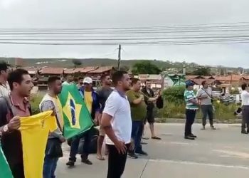 Bolsonaristas fecham trecho da BR-232 em Gravatá após vitória nas urnas de Lula