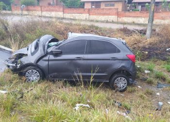 Duas pessoas ficam feridas após carro capotar na BR-232, em Gravatá