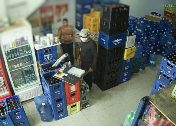 Câmera de segurança registra assalto a depósito comercial de bebidas, em Gravatá; veja