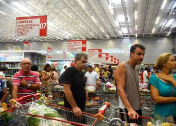 Inflação volta a subir em outubro puxada por alimentos e bebidas, após três meses de deflação