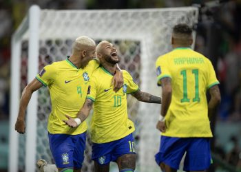 Brasil dá show, goleia Coreia do Sul e vai às quartas de final da Copa do Mundo