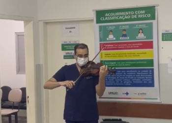 Sob clima natalino, médico toca violino para pacientes da UPA de Gravatá e repercute na internet; veja