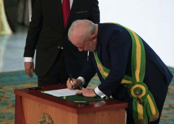No 1º dia do novo governo, Lula revoga decretos de Bolsonaro e garante R$ 600 do Bolsa Família
