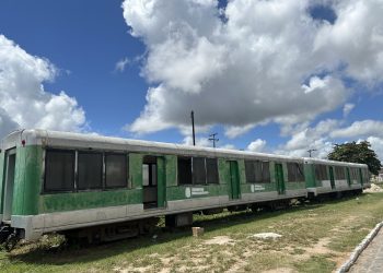 Vagões de trens abandonados atraem usuários de drogas e acumulam lixo na Estação Ferroviária de Gravatá