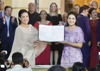 Raquel Lyra toma posse como primeira governadora da história de Pernambuco