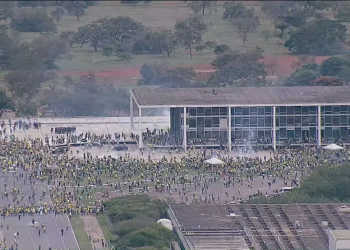 Terroristas bolsonaristas invadem Planalto, STF e Congresso Nacional