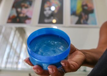 Anvisa proíbe comercialização de pomadas para modelar e trançar cabelos