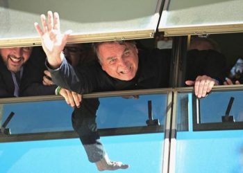 Ex-presidente Jair Bolsonaro desembarca no Brasil após três meses nos EUA